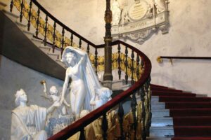 Museo Revoltella Foto der Treppe mit der Skulptur Fontana della Ninfa Aurisina nach der Restaurierung