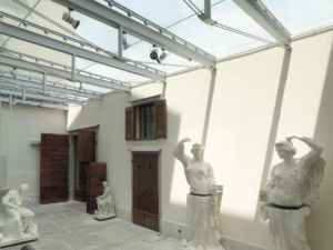 Foto des Inneres des Hofes der Villa Sartorio nach der Glasüberdachung für die neue Nutzung als Wintergarten für die Skulpturen