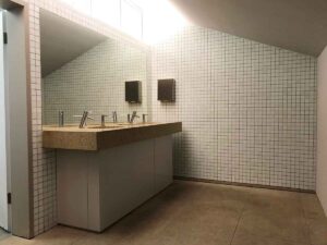 Sanierung der Toilette in der Alten Pinakothek München Foto der Herren Toilette mit dem neuen Boden und Waschbecken-Platte aus Naturstein