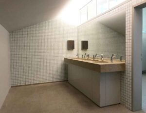 Sanierung der Toilette in der Alten Pinakothek München Foto der Damen Toiletten mit dem neuen Boden und Waschbecken-Platte aus Naturstein