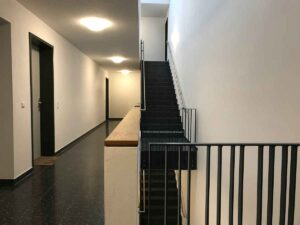 Neubau 89 geförderte Wohnungen in Harthof Foto des Flurs und Treppenhauses im 1.OG