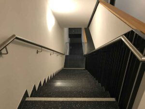 Neubau 89 geförderte Wohnungen für die GWG München in Harthof Foto der Treppen zwischen EG und 1.OG