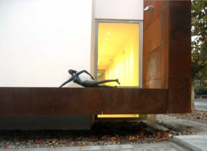 Fotodetail der Skulptur der Schwimmerin mit Schaufenster zur Galerie