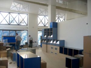 Neue Ausstattung und innere Gestaltung eines Reisebüros in Triest Foto der Montage des Baukastensystems der Ausstellungsständer