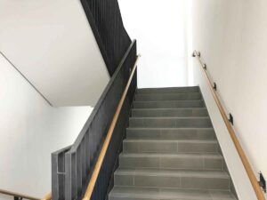 Neubau der Turnhalle und Erweiterung der Grund- und Mittelschule Foto der neuen Fluchttreppe mit dem Fliesenbelag