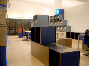 Neue Ausstattung und innere Gestaltung eines Reisebüros in Triest Detailfoto des Baukastensystems der Ausstellungsständer