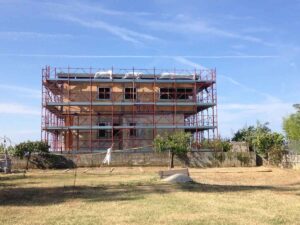 Fotos der Fassade Nord sichtbar ist der Bestandteil aus Mauerwerk und der Neubau aus Holz eines Familienhauses in Muggia Triest Italien