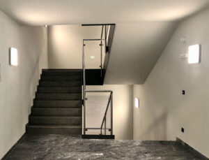 Deutscher Alpenverein Foto im EG des sanierten Treppenhauses mit dem neuen Belag aus Betonwerkstein