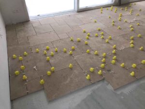 Foto der Ausführung des Bodenbelags laut Verlegeplan Römischer Verband aus Naturstein Marmo Travertino im EG eines Zweifamilienhauses in München Moosach