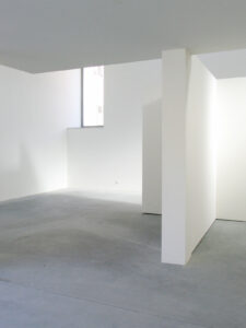 Neugestaltung der Galerien für moderne und zeitgenössische Kunst im Museo Ugo Carà Muggia Triest Foto der Pivot-Raumtrennwände zwischen Veranstaltungsraum und Galerie der zeitgenössischen Kunst