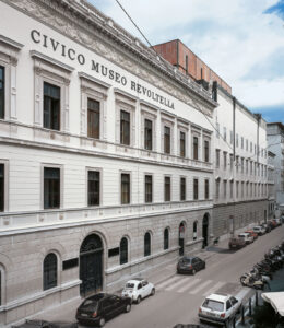 Museo Revoltella Foto der Fassade an Via Diaz entlang und der Terrasse mit dem Aufbau Projekt von Carlo Scarpa nach der Sanierung