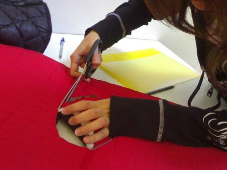 Lehrtätigkeit Modul Product Design 1 bei NABA Nuova Accademia di Belle Arti Milano Workshop intensiv - Konzepte für Objekte, Maschine und Situationen die einen besonderen Bezug mit dem Wind darstellen. Foto des nach Maß Schneidens des Stoffes für eine windfeste Weste