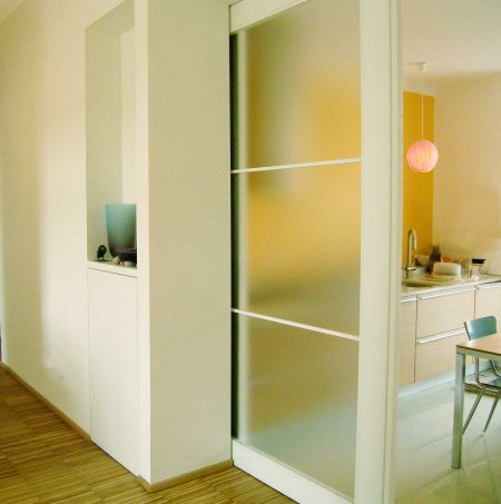 Umbau einer Wohnung in einem Altbau Triest Foto der Küche mit Schiebetür