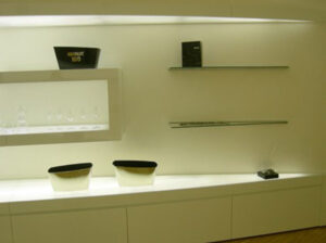 Neugestaltung des Italesse Showrooms, eine Handelsfirma für Gläser und Weinzubehör Foto des Ausstellungssystems: beleuchtende Regale mit Schubfächer