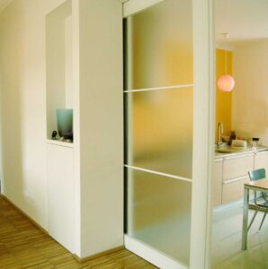 Umbau einer Wohnung in einem Altbau Triest Foto der Küche mit Schiebetür - Beratungs- und Planungsleistungen in Architektur