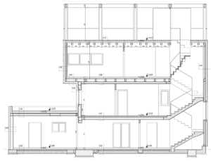 Ausführungsplan Schnitt durch die Erweiterung am EG, die neue Treppe, das Dachgeschoss und die Terrasse eines Familienhauses in Muggia Triest Italien